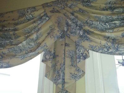 Family Room Valance with Tail